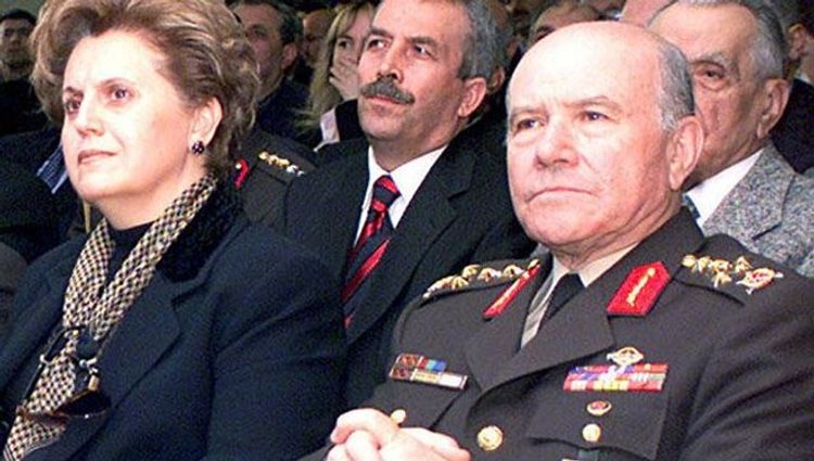 Türkiyəli generalın arvadı da virusdan öldü