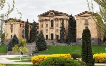 Ermənistanda kişi parlamentin qarşısında ağzını tikdi