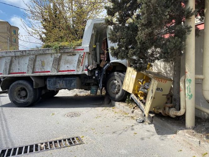 "Kamaz" qəza törətdi: 100-ə yaxın abonent qazsız qaldı 