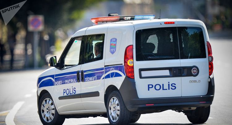 Polis maşınının şüşəsini sındırdı, cinayət işi açıldı