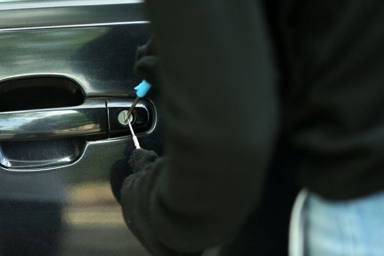 Abşeronda iki qardaş əlbir olub maşın qaçırdılar