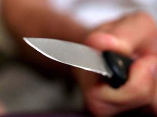 Üstünə bıçaq çəkib telefonunu aldı