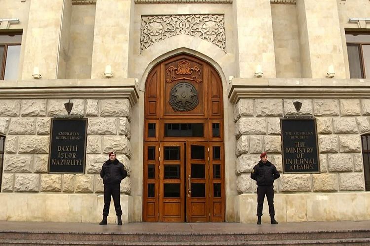 Bakıda taksi yoxlama postunda polisi və hərbçini vurdu