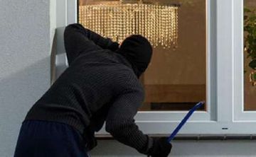 Bakıda ev yarıldı