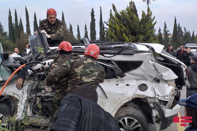 Bakıda dəhşətli qəza: iki nəfərin meyiti zorla çıxarıldı