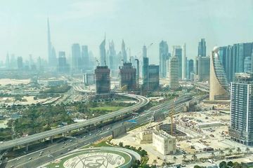 Dubay polisi koronaviruslu xəstələri müəyyən edən "ağıllı" dəbilqə geyinir