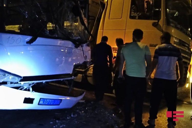 Bakıda sərnişin avtobusu yük maşınına çırpıldı: xəsarət alanlar var - FOTO - VİDEO