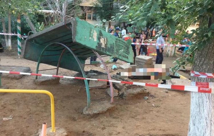 Rusiyada oyun meydançasında FACİƏ: beton plitə azyaşlının üstünə aşdı