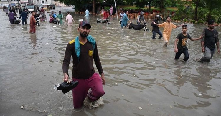 Musson yağışları Pakistanda həyatı iflic edib: ordu hərəkətə keçdi