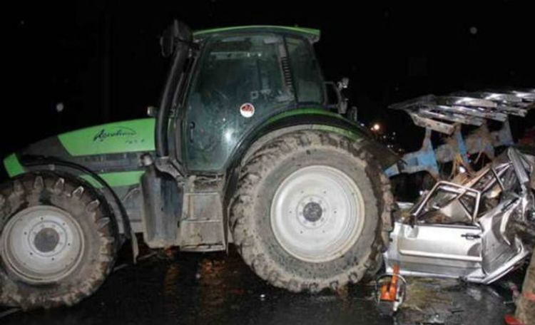 Minik maşını traktora çırpıldı: ölən var