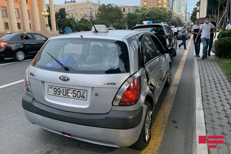 Bakıda “Mazda” taksiyə çırpıldı: 2 sərnişin xəsarət alıb - FOTO - VİDEO