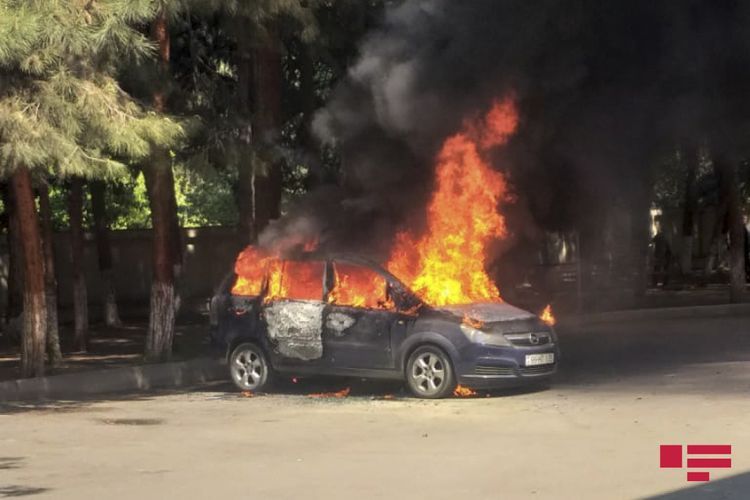 Qubada iki avtomobil toqquşaraq yandı