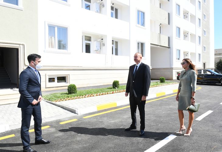  İlham Əliyev və Mehriban Əliyeva yataqxana binasının açılışında 