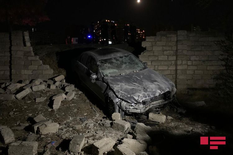 Bakıda dərəyə aşan “Mercedes” hasara çırpılıb - FOTO