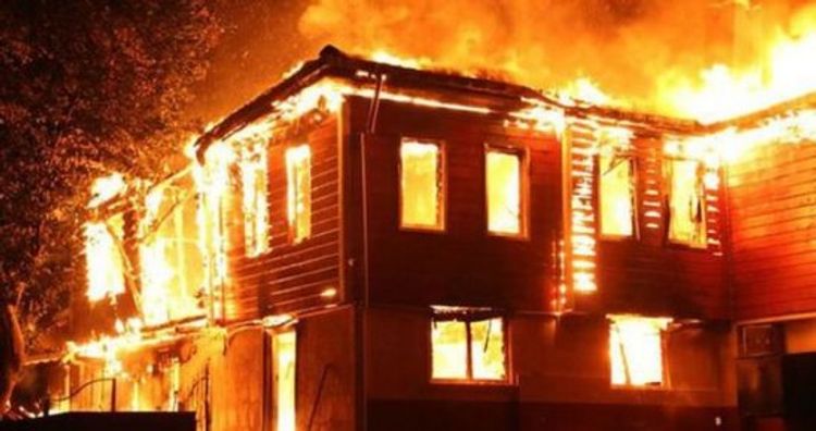 Bakıda ikimərtəbəli yaşayış binası yandı