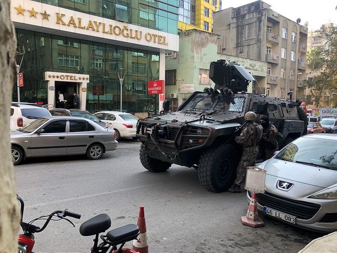 Türkiyədə hoteldə bir polisi öldürüb, digərini yaralayan şəxs tutuldu - YENİLƏNİB