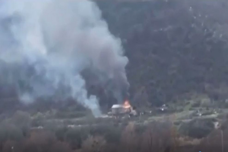 Ermənilər Qafan yaxınlığında boşaldılan kəndi yandırır