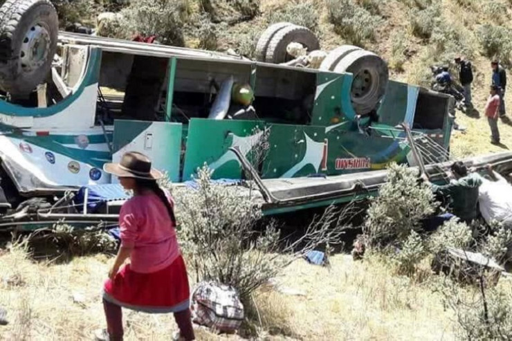 Boliviyada avtobus uçuruma düşdü, 12 nəfər öldü