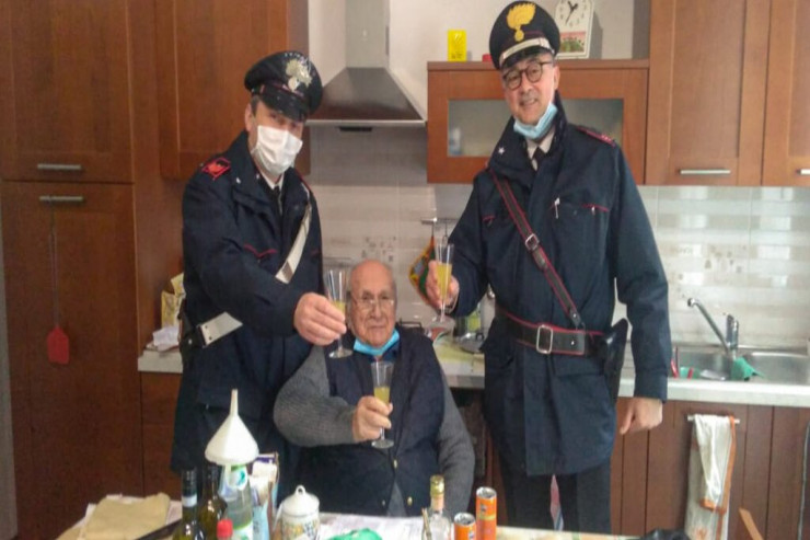94 yaşlı kişi Milad bayramını qeyd etmək üçün polisləri çağırdı