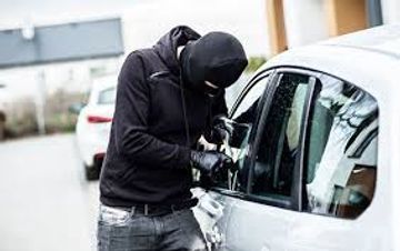 Keçmiş məhkum maşından külli miqdarda oğurluq etdi