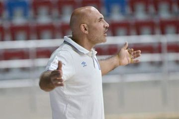 Futbolçularını söyən baş məşqçini AFFA cəzalandırdı 