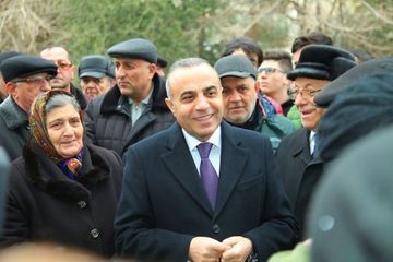 Azay Quliyev 9-cu mikrorayonda izdihamlı görüşlər keçirib