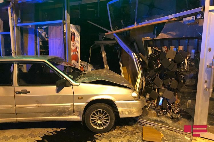 Bakıda sərxoş sürücü maşınla şərab mağazasına girdi- FOTO - VİDEO