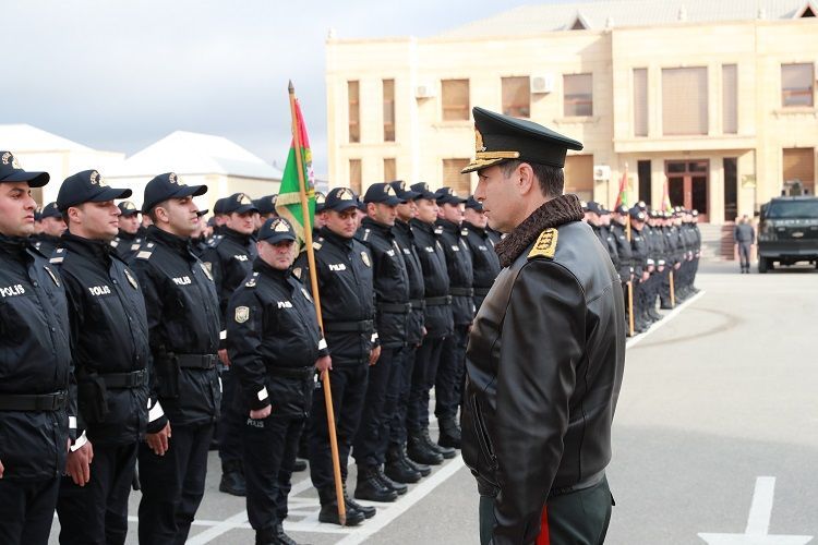 Nazir Çevik Polis Alayına yeni formasında sıra baxışı keçirdi