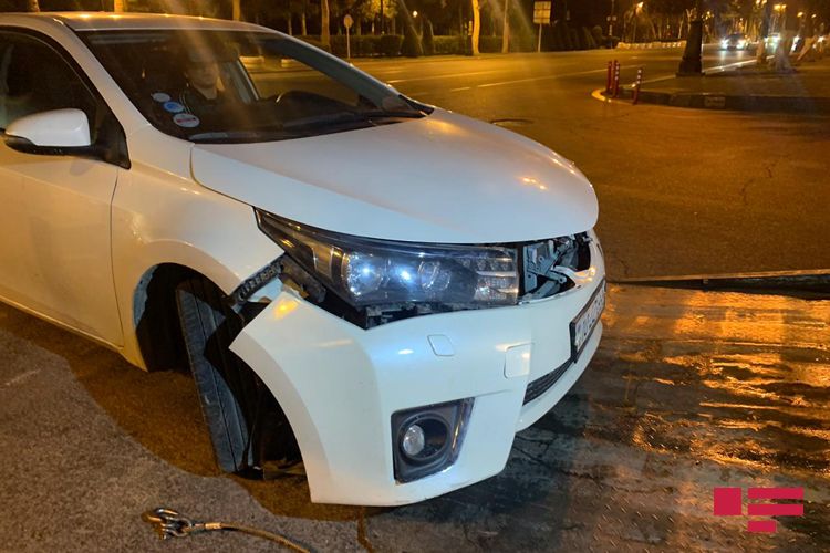 Bakıda “Toyota” markalı avtomobil piyada keçidinə çırpılıb - FOTO