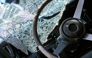 Yük avtomobili qəza törətdi, sürücü son anda xilas edildi