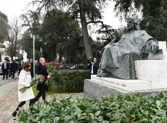 İlham Əliyev Romada Nizami Gəncəvinin abidəsini ziyarət etdi