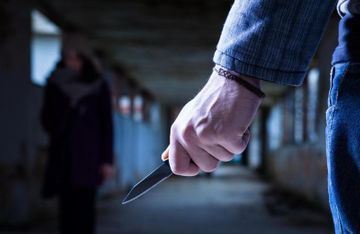 Bakıda küçənin ortasında gənc qadın bıçaqlandı: gecə vaxtı 