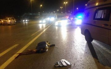 Yolu keçən qadını maşın vurub öldürdü