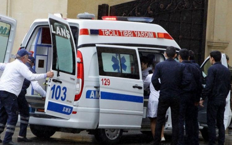 Minik avtomobili ilə mikroavtobus toqquşub, sürücü ağır yaralanıb