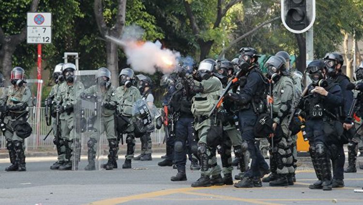 Honq Konq polisi etirazçıları dağıtmaq üçün gözyaşardıcı qazdan istifadə edib