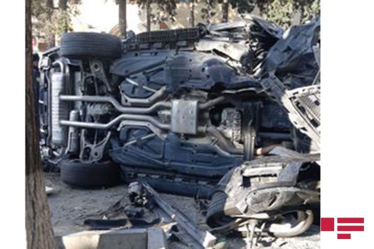 Bakıda maşın qəzet köşkünə çırpıldı: iki yaralı - FOTO