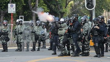 Honq Konq polisi etirazçıları dağıtmaq üçün gözyaşardıcı qazdan istifadə edib