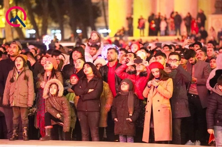 Bayram gecəsi Bakının küçələrində 1 milyon insan olub