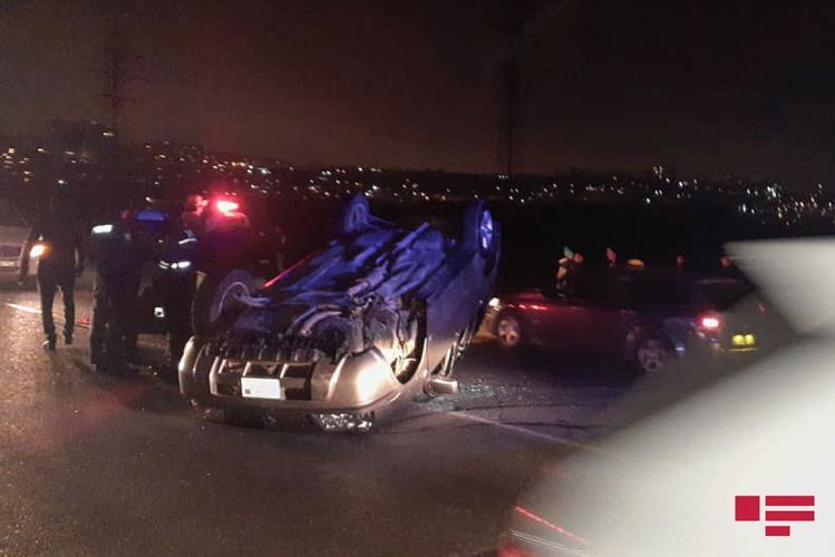 Bakıda "Nissan" beton dirəyə çırpıldı 