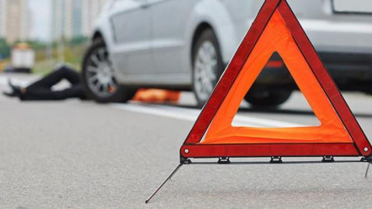Yolu keçən qadını maşın vurub öldürdü