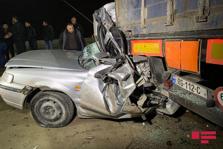 Təkəri qırılan minik avtomobili yük maşınına çırpıldı - FOTO - VİDEO