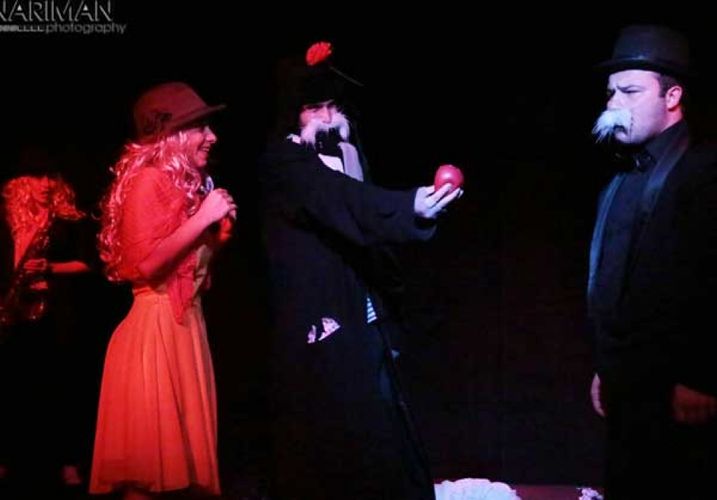 “Ağ bığlılar” Pantomimanın səhnəsində 