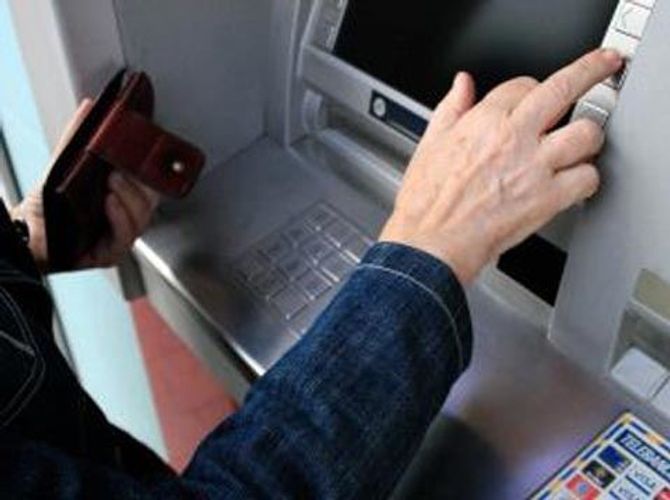 İki qadının bank hesabından pul oğurladı