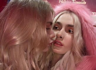 Məşhur müğənni heykəli ilə dodaq-dodağa - FOTO