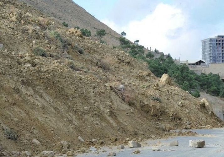 Badamdarda sürüşmə baş verdi: yol bağlandı - YENİLƏNİB