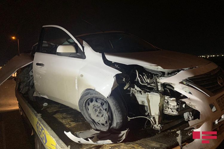 Avtomobil yolayırıcına çırpılıb, xəsarət alan var - FOTO