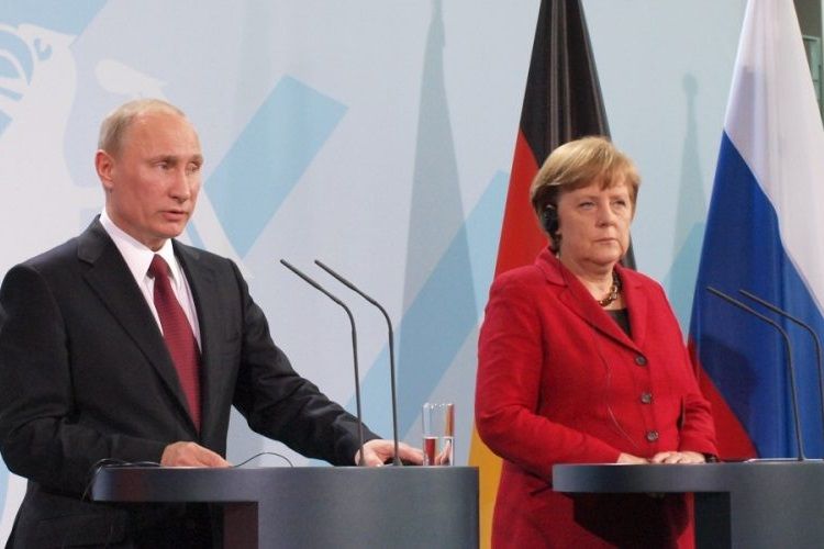 Putin Liviyada döyüşlərin bu gecə dayandırılacağına ümid etdiyini açıqlayıb