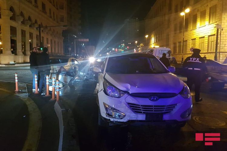 Bakıda yol ayrıcında üç avtomobil toqquşub - FOTO
