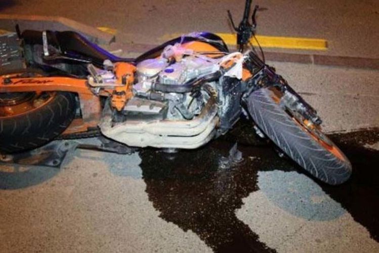 Bakıda gənc motosikletlə qəza törədərək xəsarət alıb