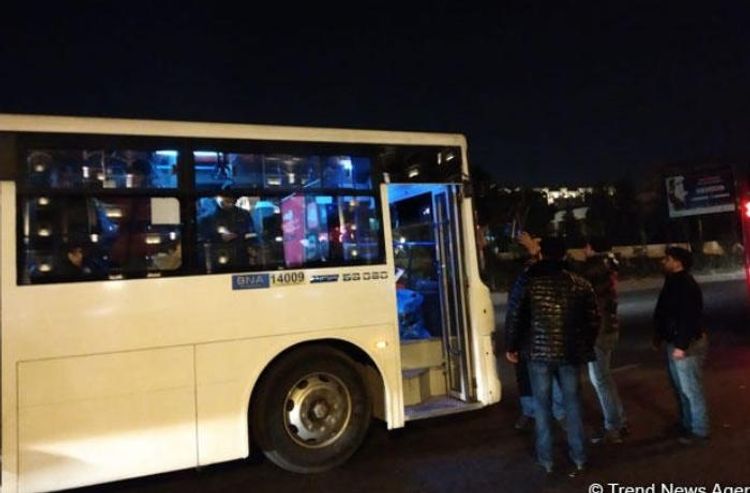 Bakıda sərnişin avtobusdan yıxıldı: ağır kəllə beyin travması alıb